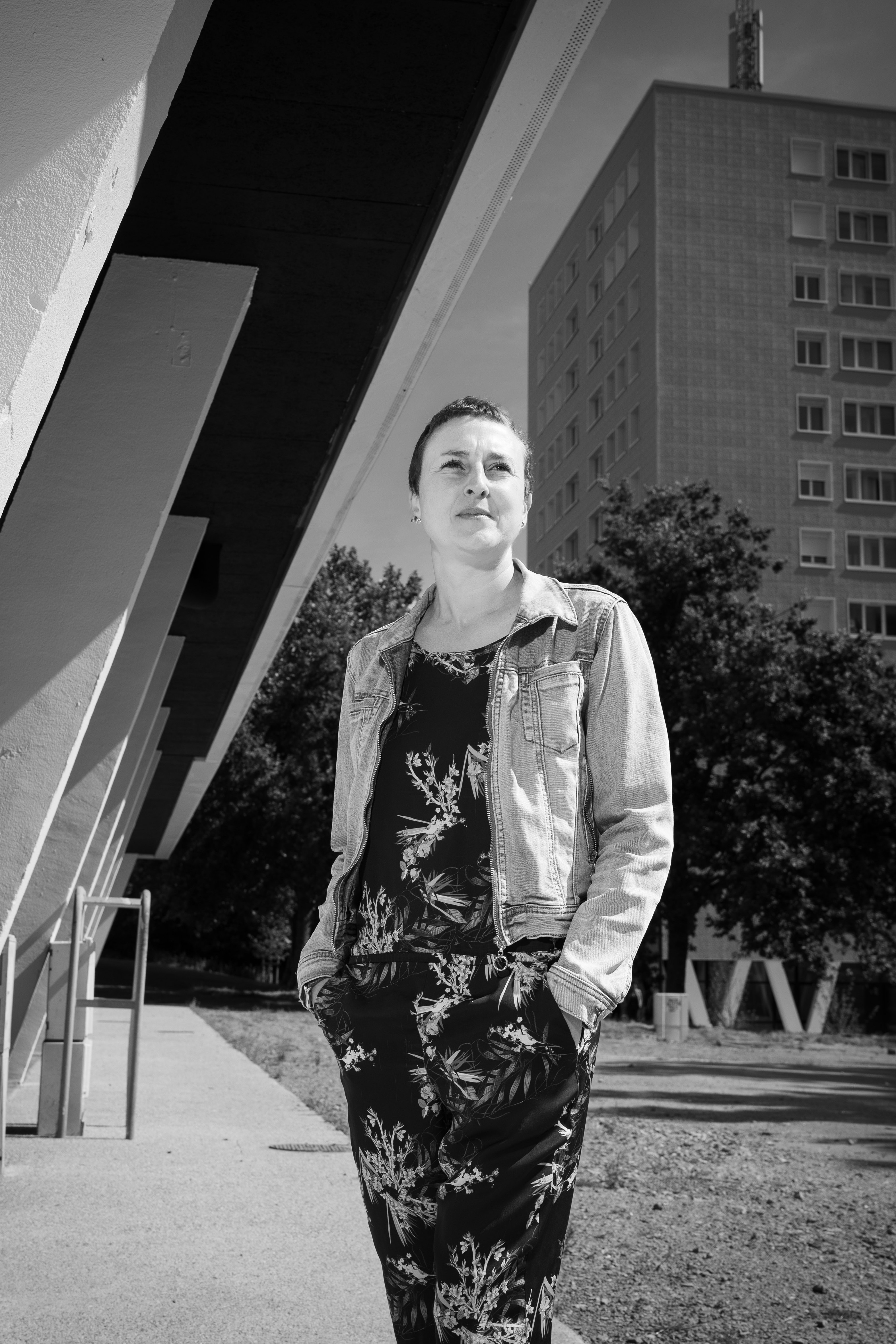 une personne qui se tient devant une barre de logements