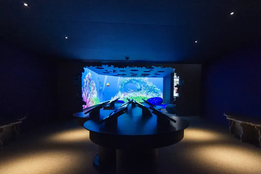 Une salle noire avec un écran lumineux.