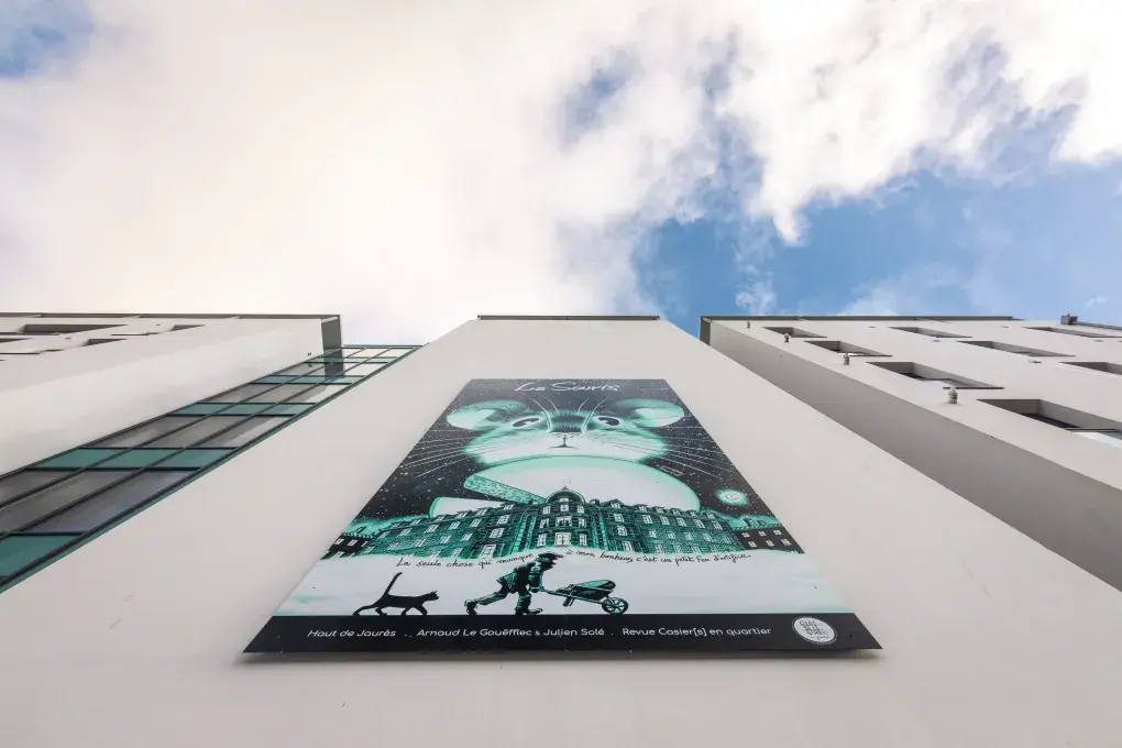 Plan large sur une grande fresque.