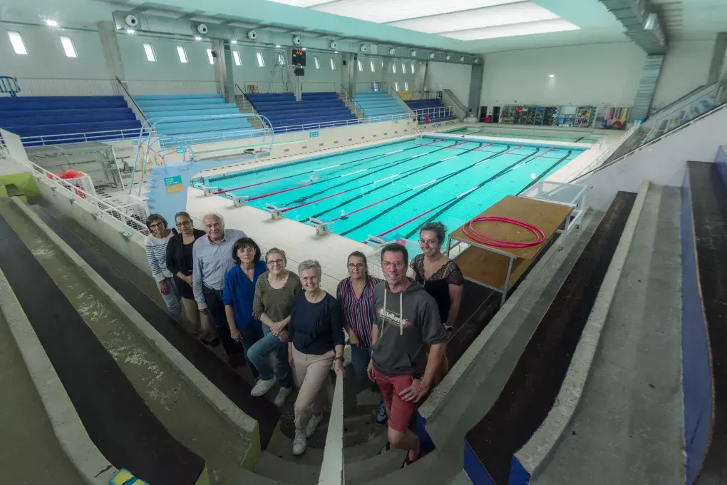 Des personnes dans une piscine.