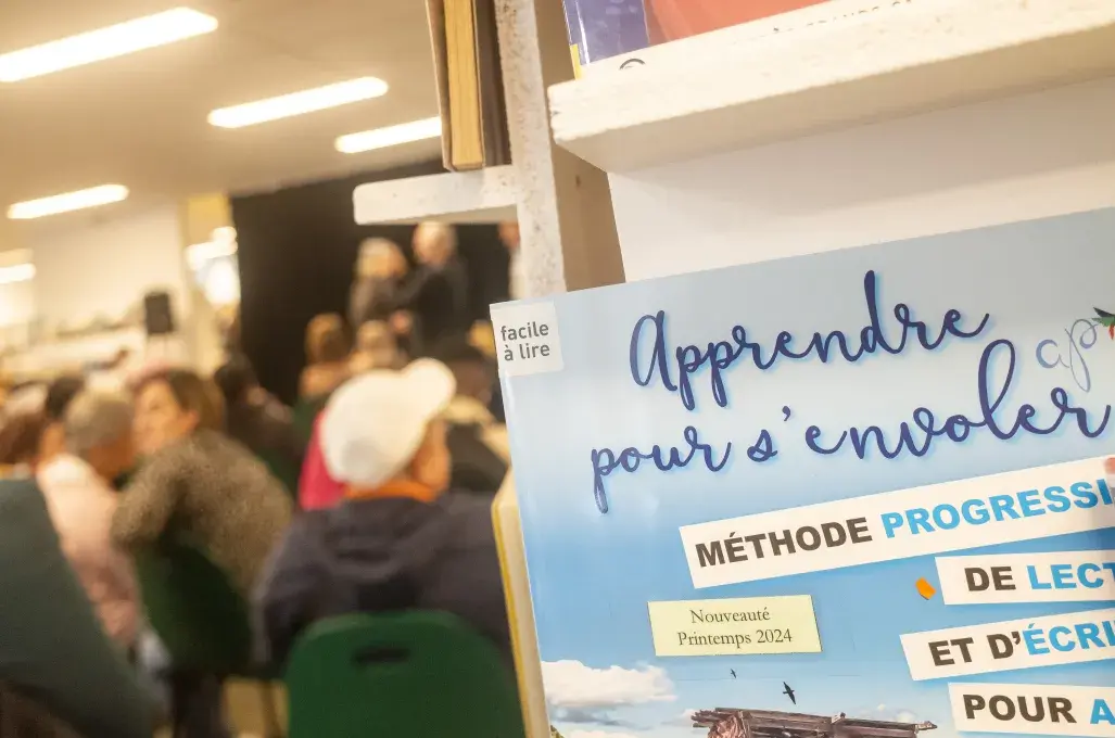 Gros plan sur un livre.