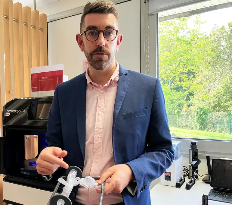 Un homme montre l'une des réalisation en D de W.Print