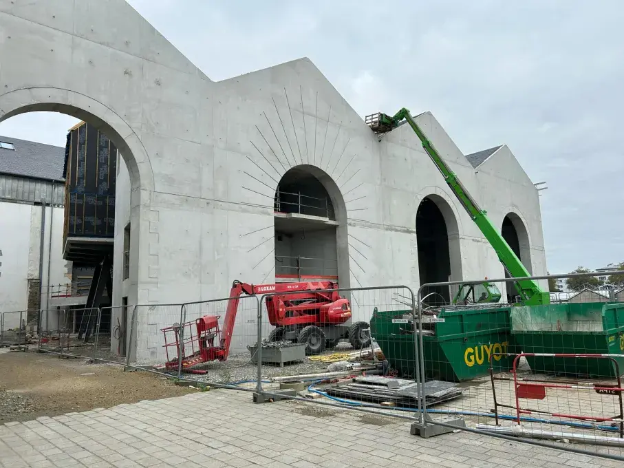 Vue extérieure d'un bâtiment en travaux.