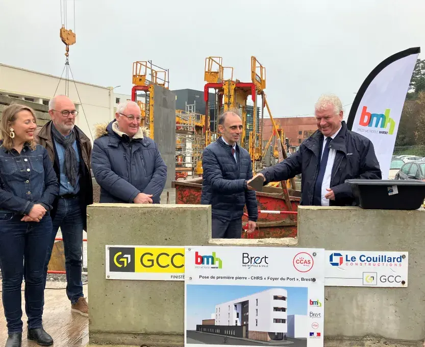 Des hommes et des femmes posent la première pierre du Foyer du port à Brest
