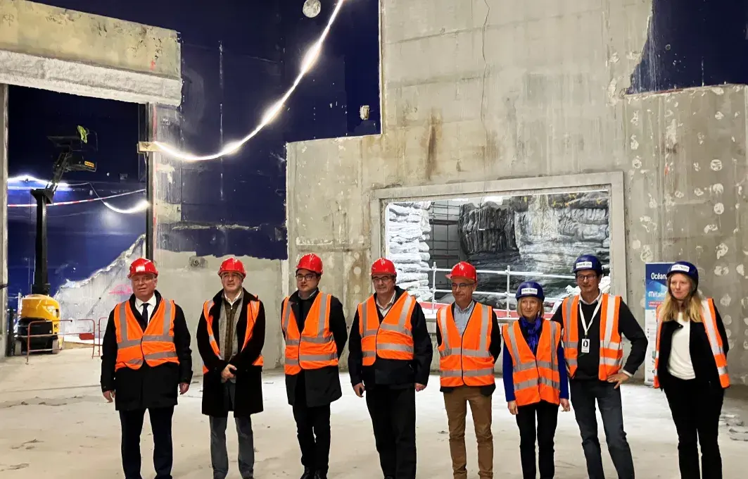 Des hommeset des femmes visitent le chantier de réhabilitation d'Océanopolis à Brest. 
