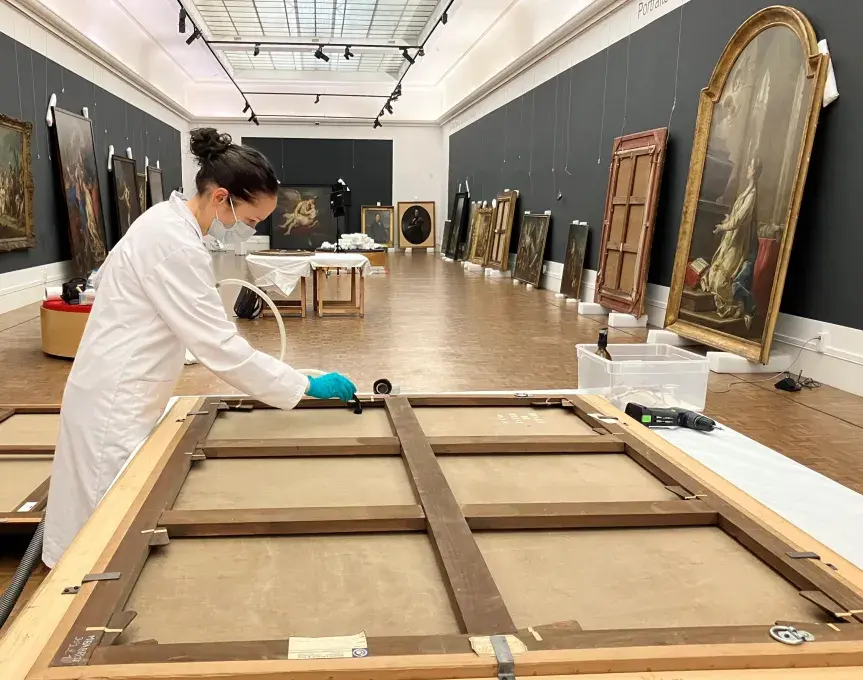 Une femme nettoie le revers d'un tableau au musée des Beaux-arts de Brest
