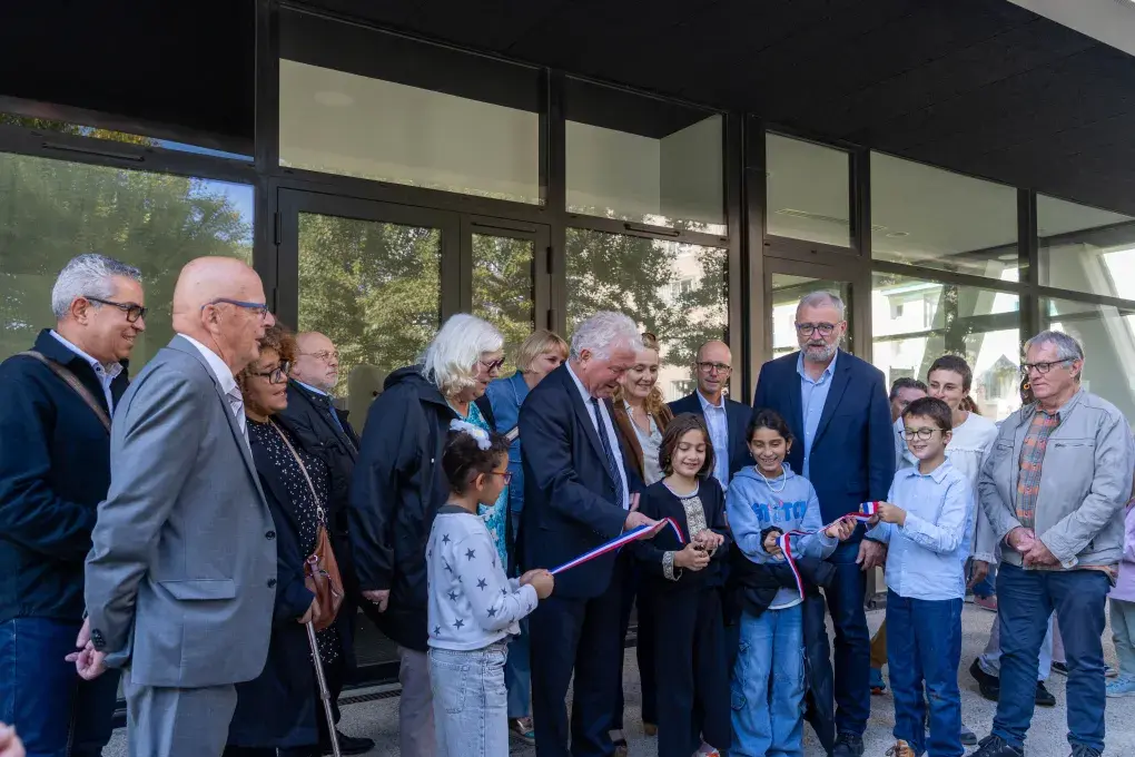 De nombreuses personnes devant un bâtiment.