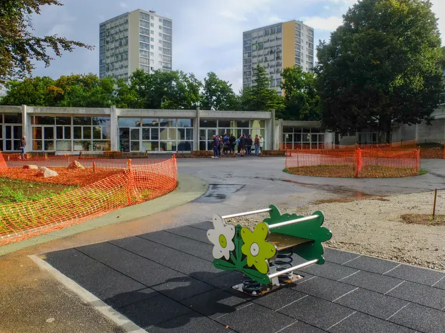 Une cour d'école.