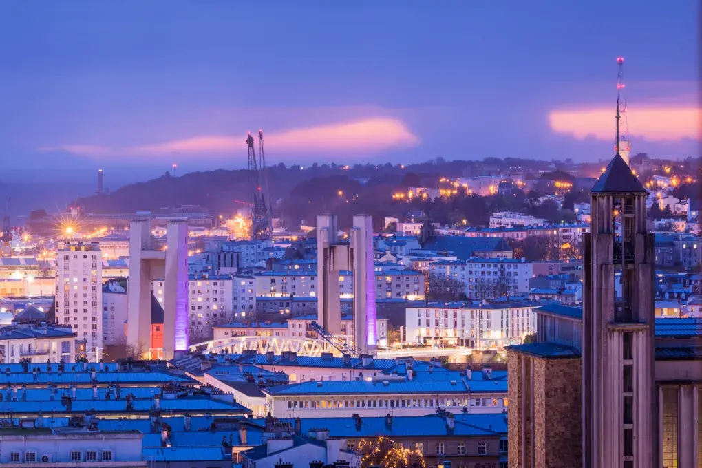 Vue aérienne de la ville de nuit.