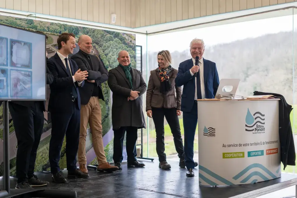 Plusieurs personnes sur une scène.