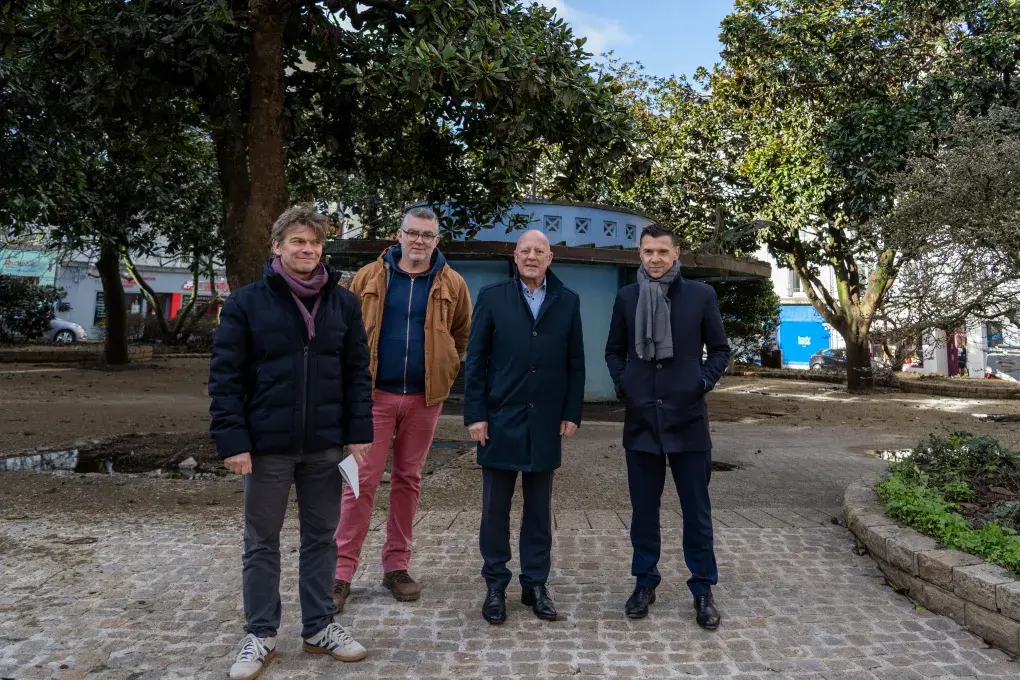 Plusieurs personnes dans un espace vert
