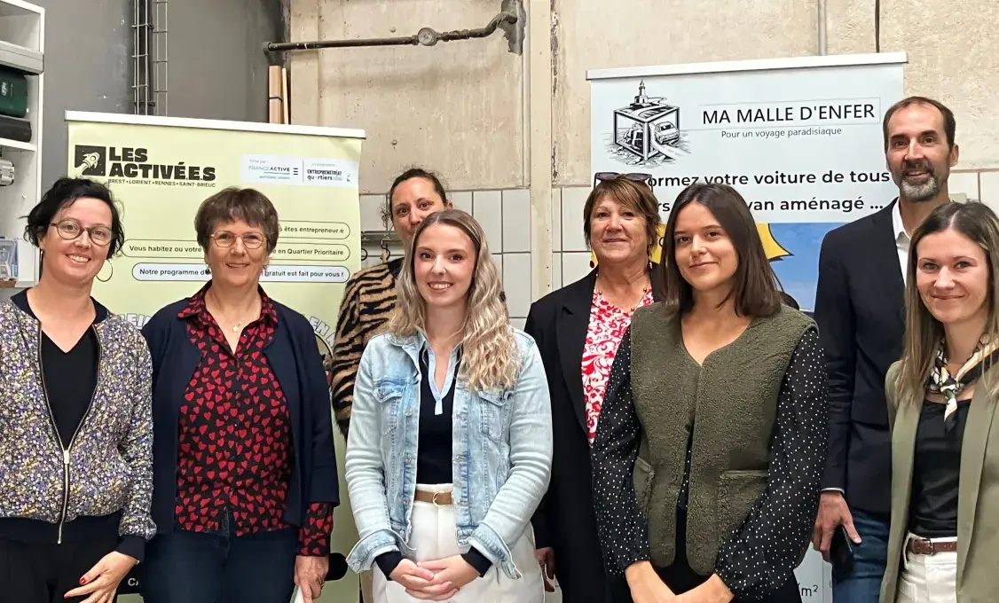 Des homes et des femmes posent devant des panneaux
