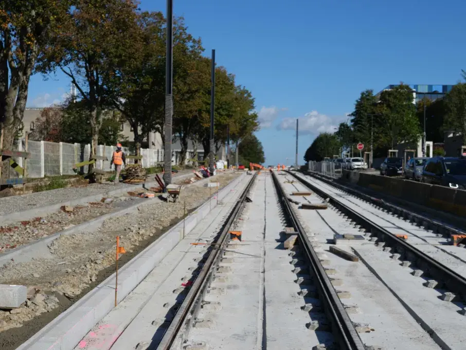 Vue des rails de la ligne B du tramway sur l'avenue le Gorgeu. 