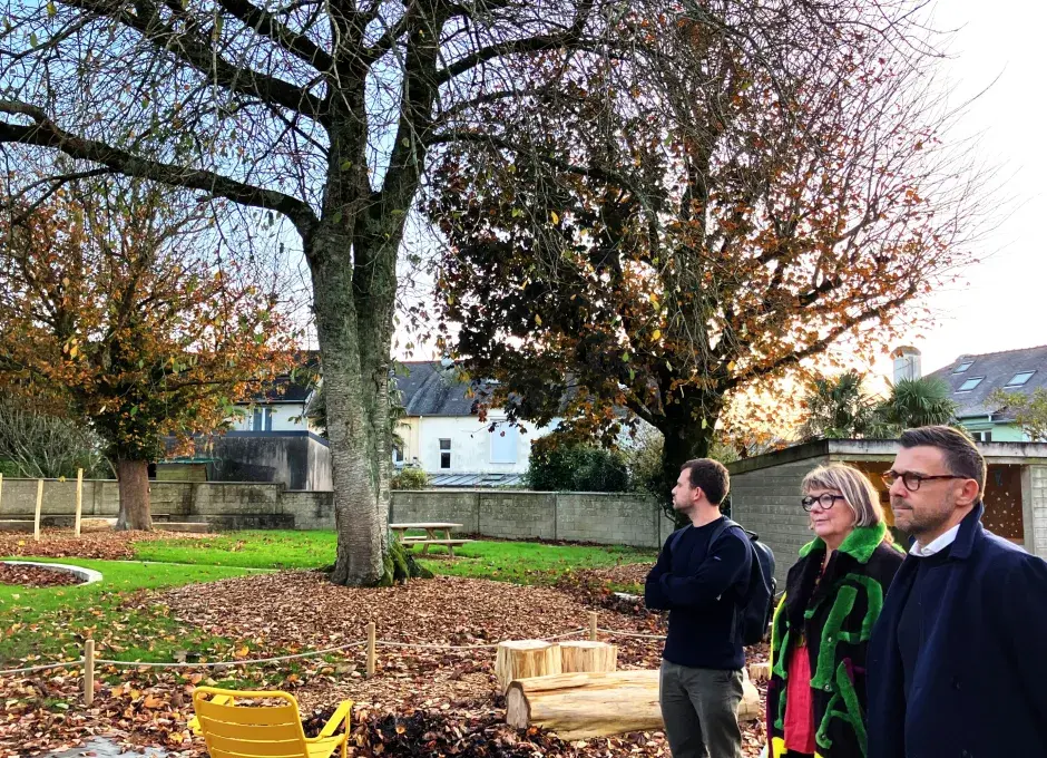 Des hommes et une femme dans un jardin