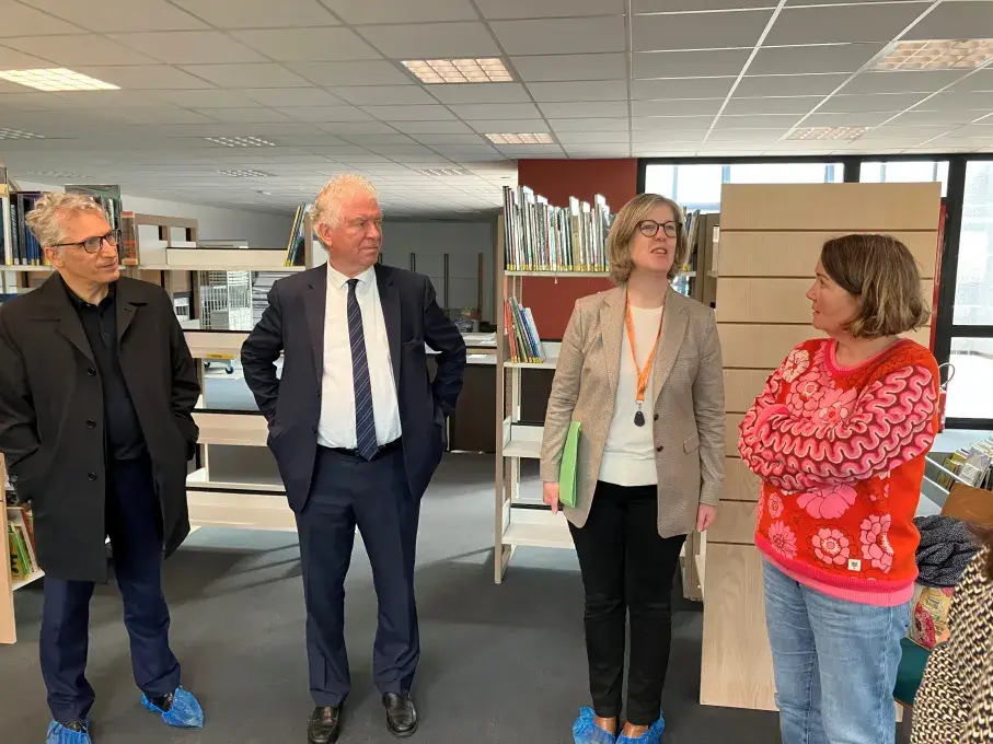 des hommes et des femmes visitent le chantier de la médiathèque de Saint-Marc.