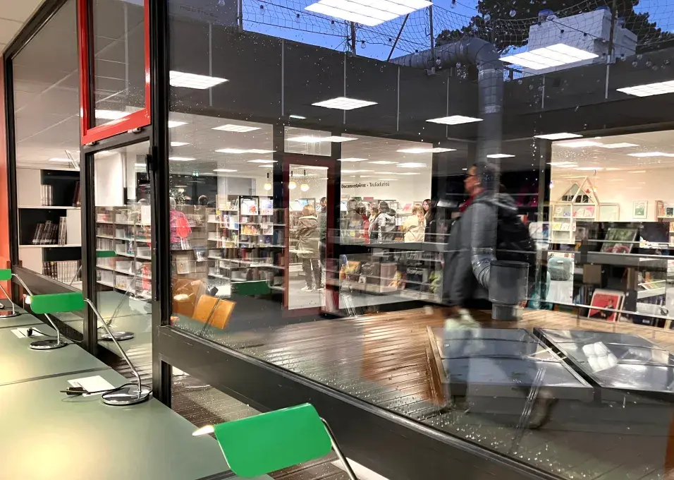 Vue sur le patio de la médiathèque de Saint-Marc. 