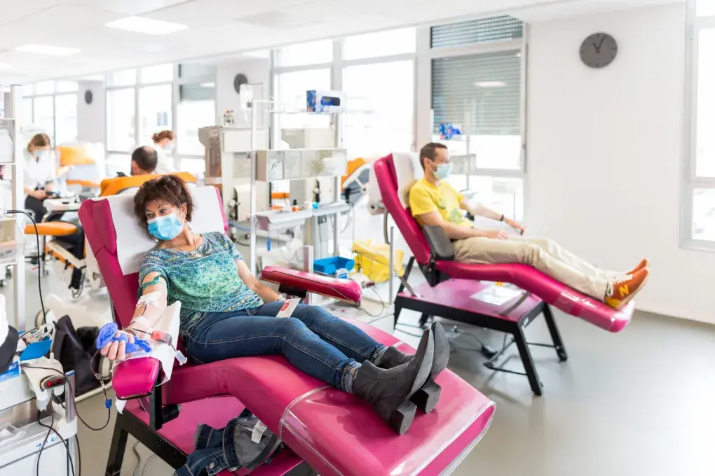 Des personnes donnent leur sang.