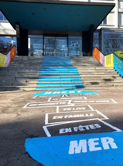 Vue de l'entrée du cercle naval, où est hébergé l'office du tourisme de Brest