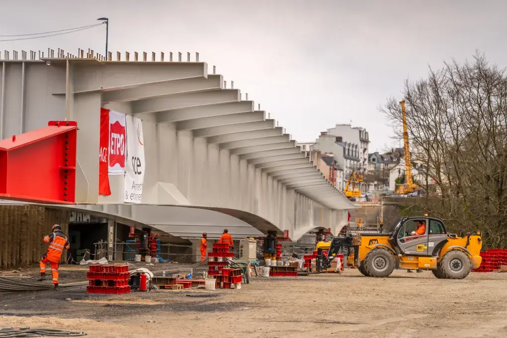 Vue large sur un pont en construction.