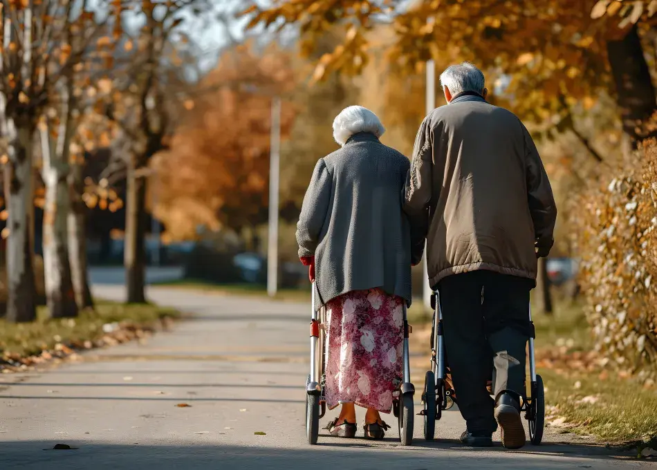 Deux personnes âgées marchent.