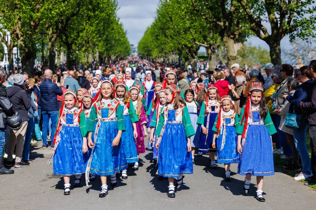 Des jeunes filles défilant en cortège dans les costumes bretons de Plougastel