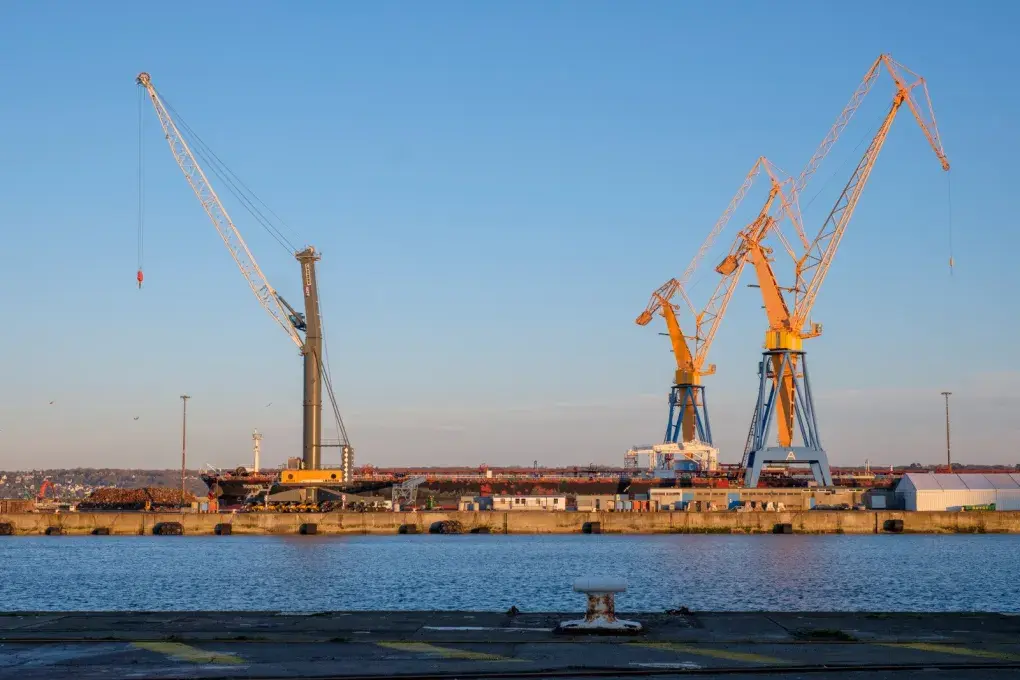 Grues du port de Brest bleues et jaunes