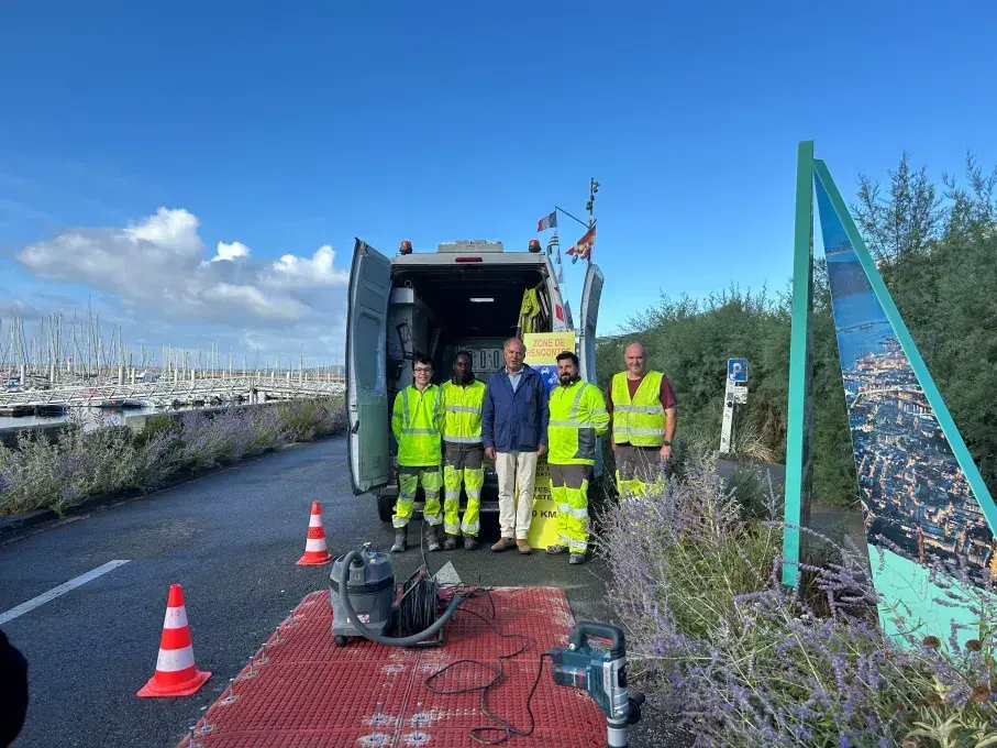 5 hommes posent devant un ralentisseur