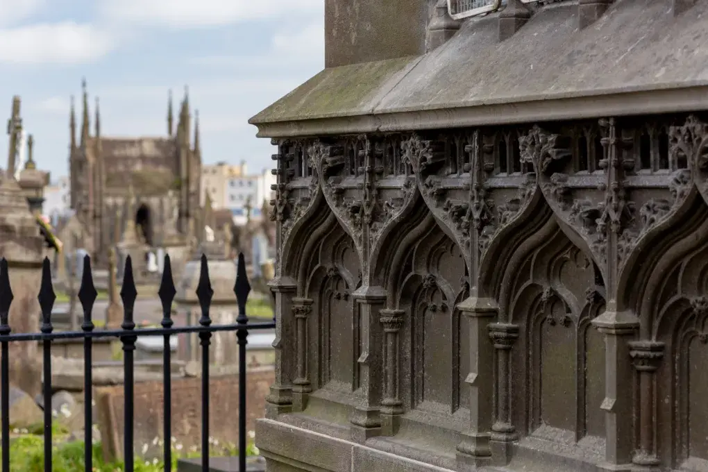 Des caveau sculptés avec des flèches de type gothique