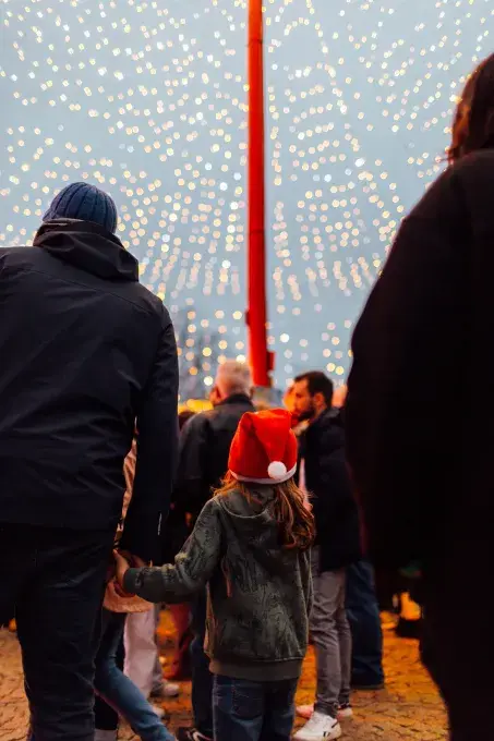 petite fille avec un chapeau de noël 