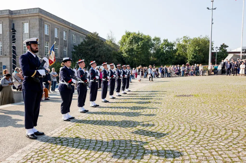 soldats en ligne commémorant la libération de Brest