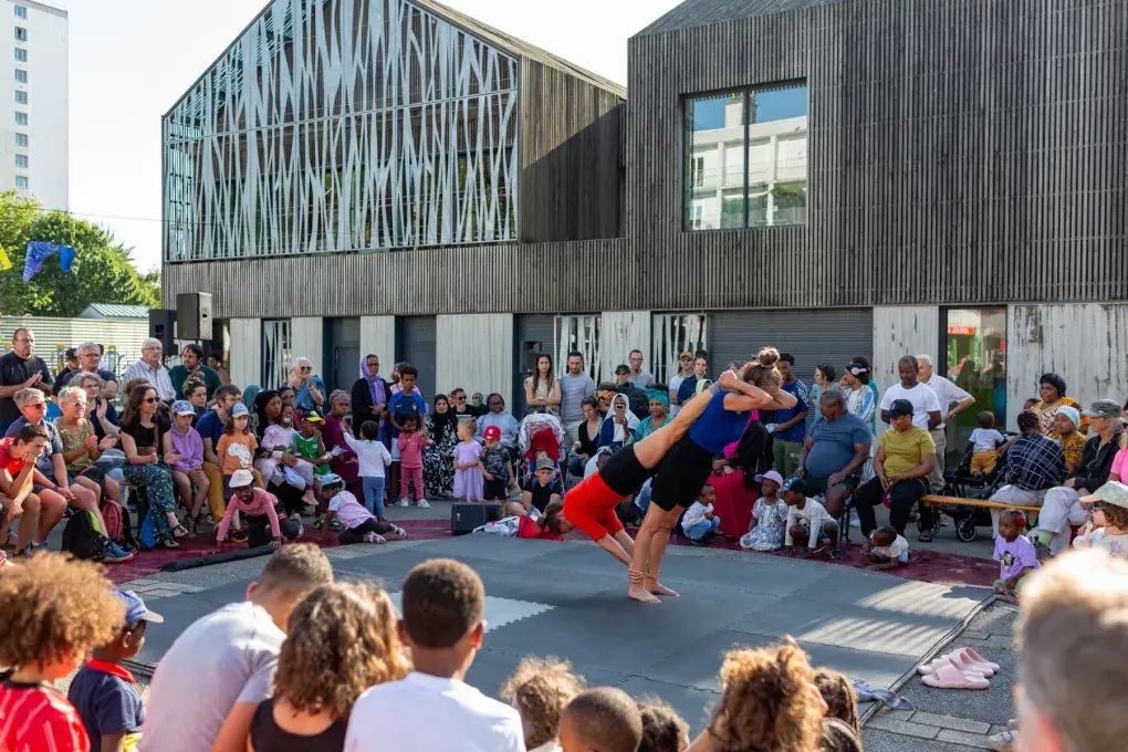 deux artistes font une figure de cirque devant des spectateurs