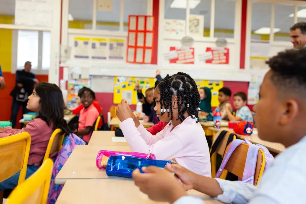Des enfants dans une classe d'école