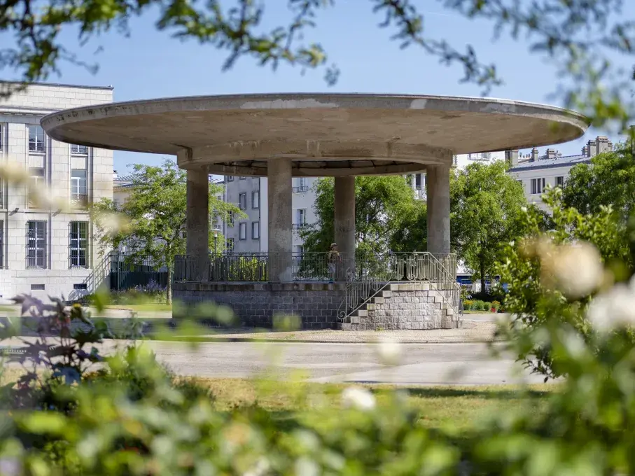 kiosque à musique en béton