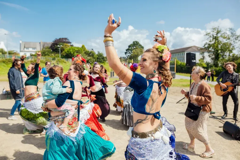 danseuses lors d'un concert en plein air