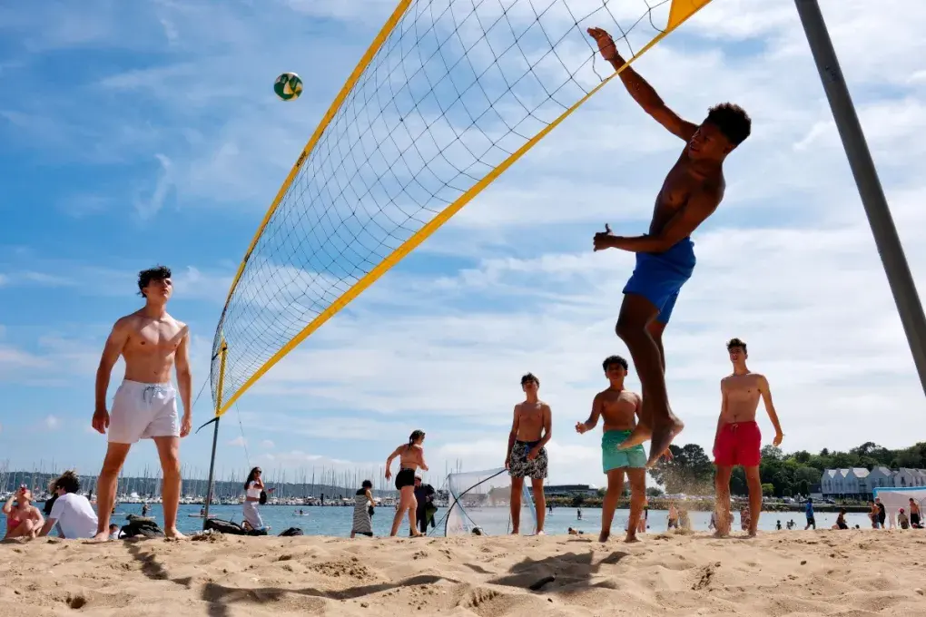 jeunes qui jouent au volley sur la plage