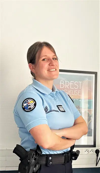 Une femme en uniforme en portrait vertical