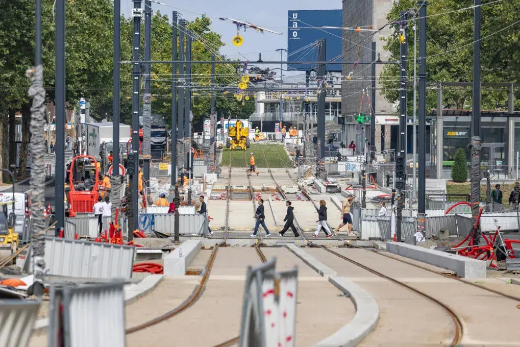 vue sur le chantier de pose des rames du tram
