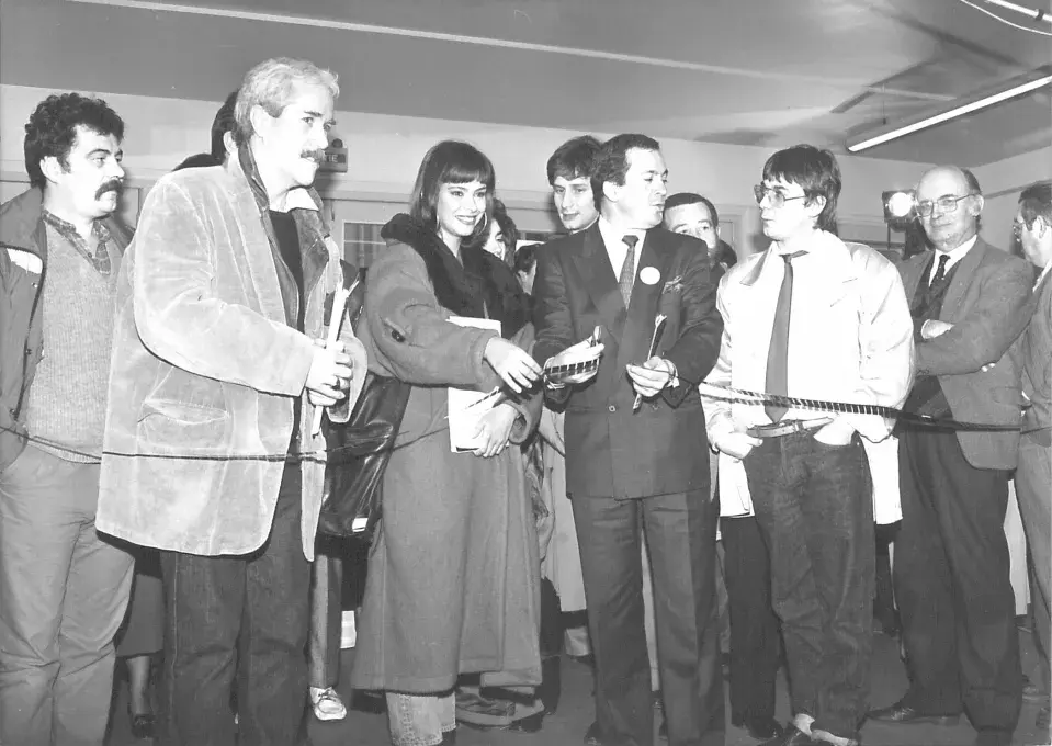 Un groupe de personnes coupant un ruban