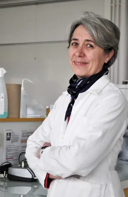 Une femme posant bras croisé dans un laboratoire