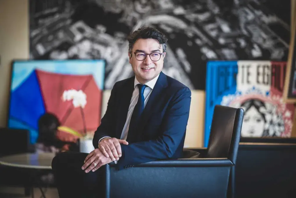 Un homme assis à son bureau