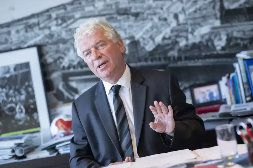 Le maire de Brest prend la parole