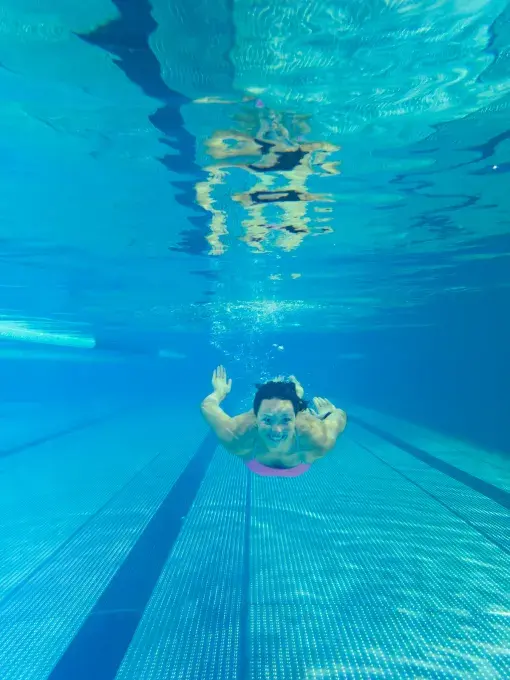 Jeune fille nageant sous l'eau dans une piscine