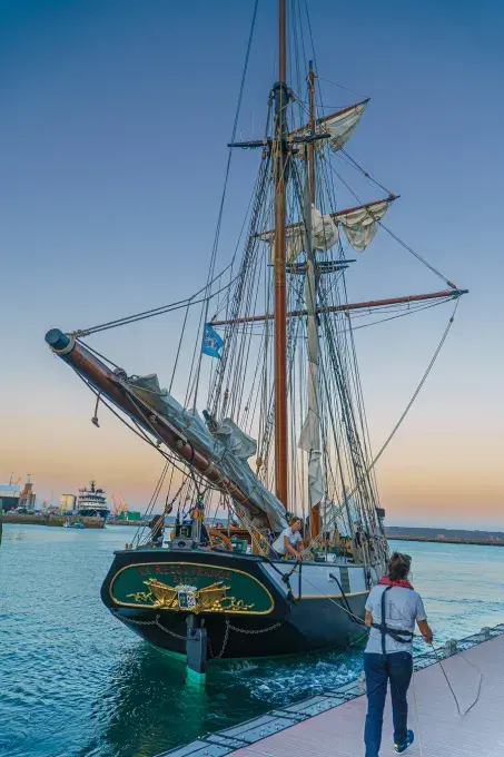 bateau la recouvrance à quai sur le port de Brest