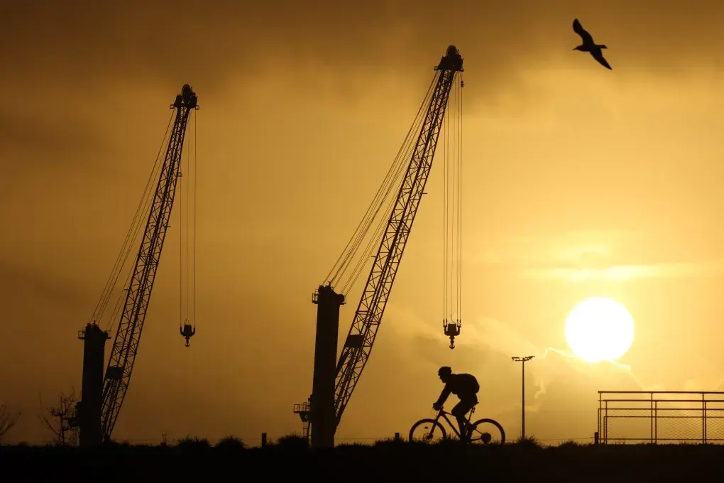 coucher de soleil au port de Brest avec les grues en clair obscur