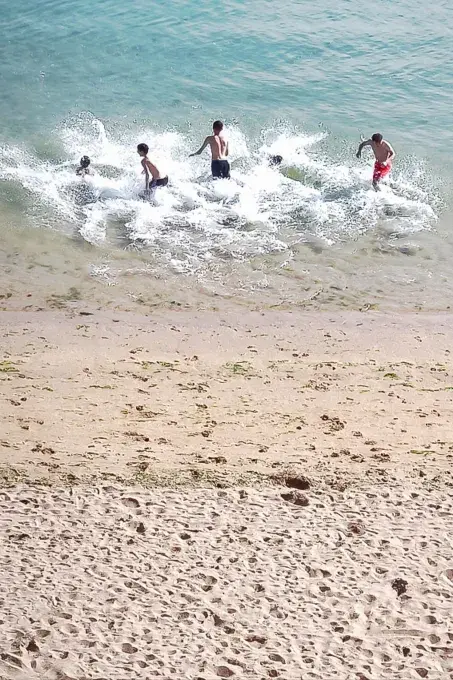 enfants qui sautent dans la mer
