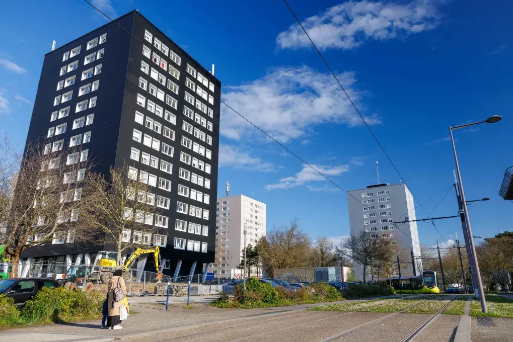 Vue en contre plongée sur un immeuble repeint en noir