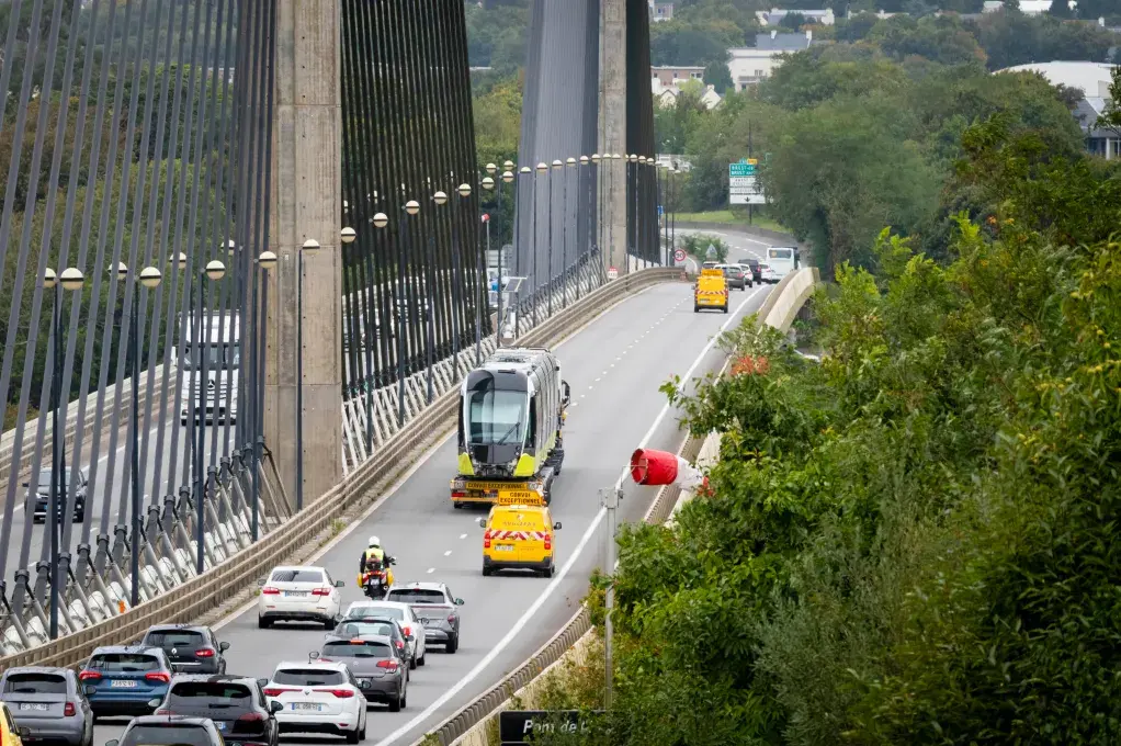 Le convoi exceptionnel de la rame de tramway sur le pont de l'Iroise
