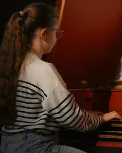 Photo montrant une petite fille jouant du clavecin