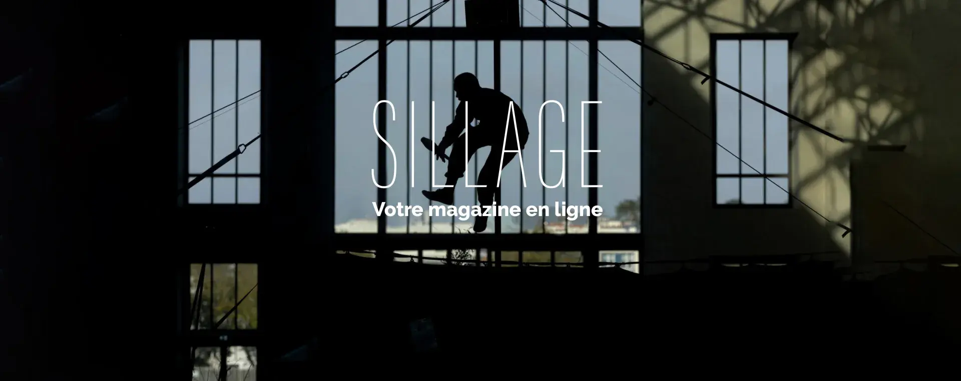 un homme faisant du jonglage tout en sautant en l'air