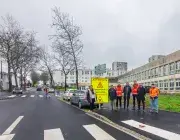 Plusieurs personnes posent dans une rue.